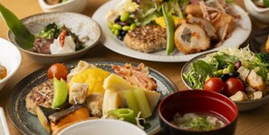 Daily buffet breakfast (JPY 2500 per person)
