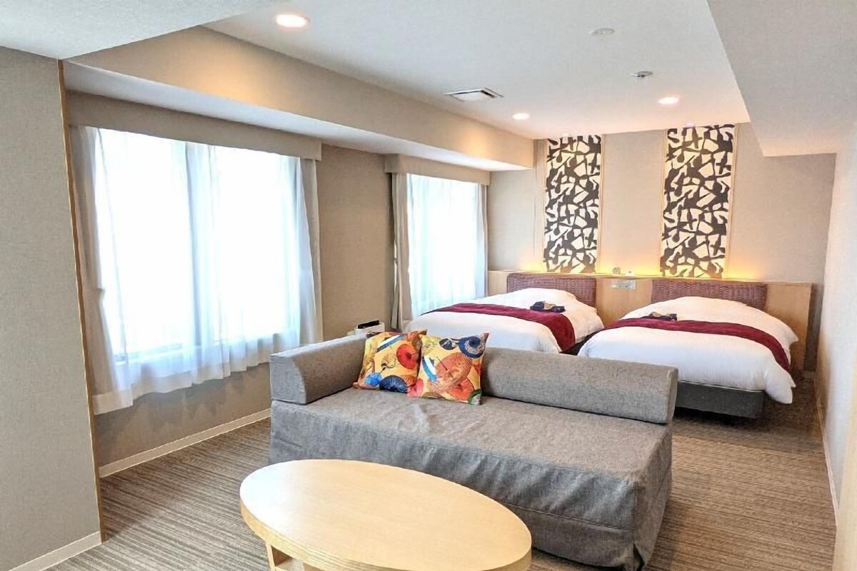 Down duvets, in-room safe, blackout curtains, free WiFi