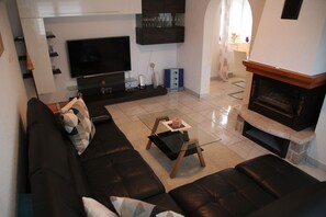 TV, fireplace
