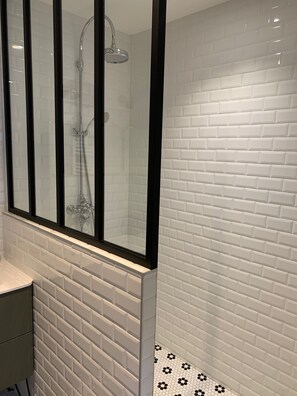 Haartrockner, Handtücher, Seife, Toilettenpapier