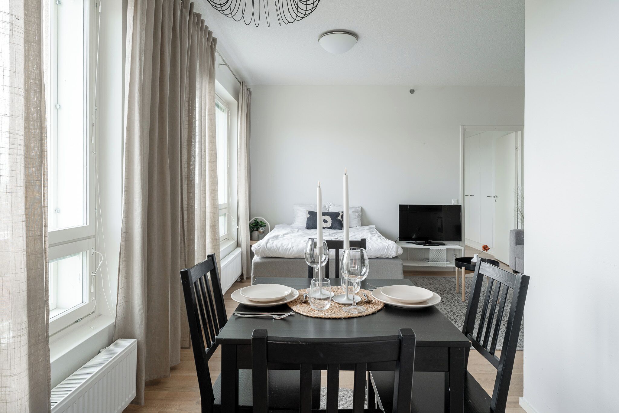 Exclusief appartement | Woonruimte | Een 40-inch flatscreentelevisie met kabelzenders en televisie