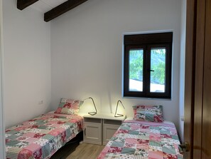 2 bedrooms, iron/ironing board, free WiFi, bed sheets