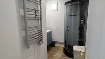 Douche, sèche-cheveux, serviettes fournies