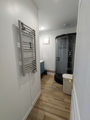 Shower, hair dryer, towels - Maison de Vacance Tout Confort Avec Piscine (saint benoit du sault)