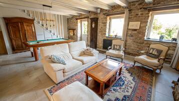 Smart-TV, Kamin, DVD-Player, Bücher