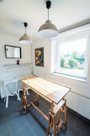 Dining - Charming longère in a quiet location 5 minutes from a large sandy beach. (Ploemeur)