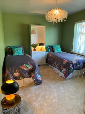 3 habitaciones, escritorio, tabla de planchar con plancha y wifi gratis