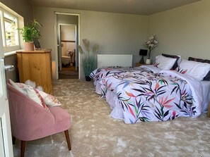 3 bedrooms, desk, iron/ironing board, free WiFi - Wow newly renovated 3 bedrooms, 3 baths, hot tub & panoramic views and parking  (Dartmouth)