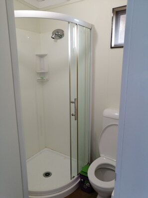 Shower, towels, soap, toilet paper - The cabins 2 with 50 acres of private bush (Te Arai)