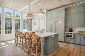 Een koelkast, een magnetron, een oven, een kookplaat