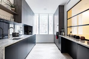 冷蔵庫、電子レンジ、オーブン、コンロ