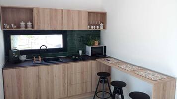 Frigorifero, microonde, piano cottura, macchina per tè/caffè