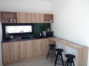 Réfrigérateur, micro-ondes, plaque de cuisson, cafetière/bouilloire