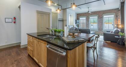 Contemporary Cozy Loft | Heart of Downtown | Air Conditioning