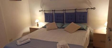 3 habitaciones, tabla de planchar con plancha, wifi y ropa de cama