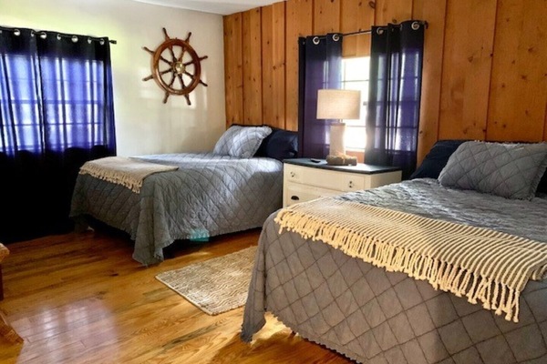 3 habitaciones, escritorio y tabla de planchar con plancha