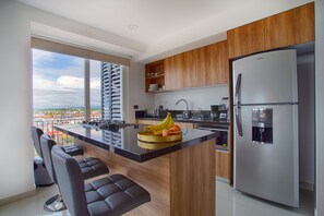 Réfrigérateur, micro-ondes, four, plaque de cuisson