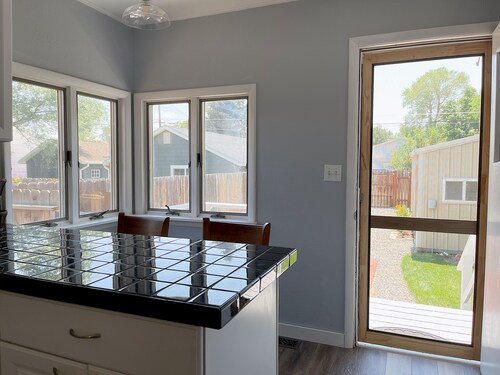 The Buckaroo- walk to historic downtown Cody, dog friendly!