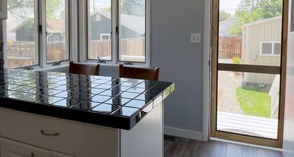 The Buckaroo- walk to historic downtown Cody, dog friendly!