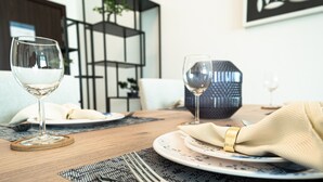 Apartemen Deluks, 1 kamar tidur | Makan di kamar