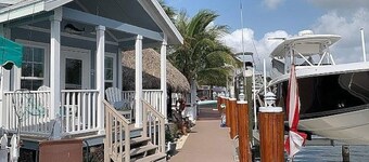 Tiny home in Key Largo with Private Dock, Tiki Hut and Boat Lift