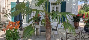 Outdoor dining - Charming residence for 15 people (Alès)