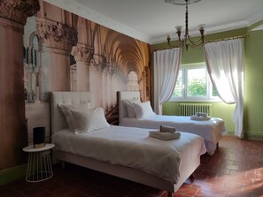 7 bedrooms, in-room safe, iron/ironing board, travel crib - Charming residence for 15 people (Alès)