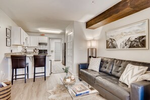 Condo, 1 habitación | Área de sala de estar | Smart TV 