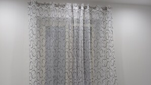 A bathroom with a shower curtain featuring a wavy pattern. - Regis Apartament (Milazzo)
