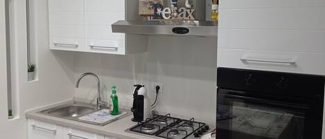 Frigorífico, horno, placa de cocina y utensilios de cocina