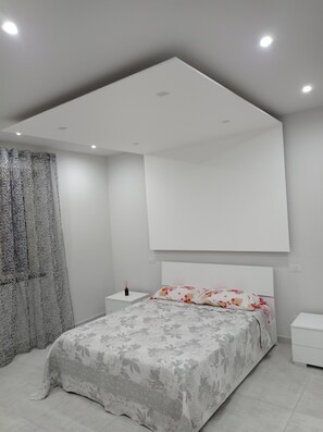 2 makuuhuonetta, silitysrauta/-lauta, vuodevaatteet