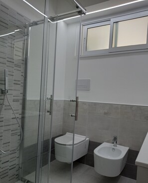 Shower, hair dryer, bidet, towels - Regis Apartament (Milazzo)