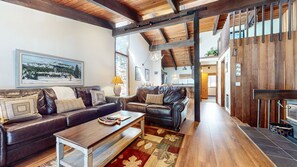 Apartment, 4 Schlafzimmer | Wohnbereich | Smart-TV, Videospiele