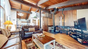 Apartment, 4 Schlafzimmer | Wohnbereich | Smart-TV, Videospiele