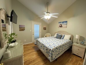 6 bedrooms, desk, iron/ironing board, free WiFi