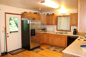 Jääkaappi, mikroaaltouuni, uuni, liesi