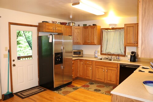 Cozy Home Away from Home. Sleeps 12!