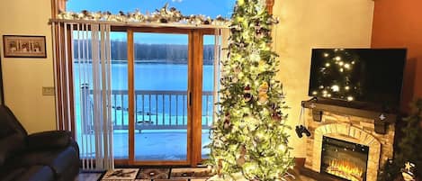 Smart TV, fireplace, stereo