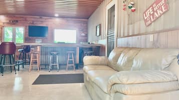 Smart TV, chimenea y estéreo