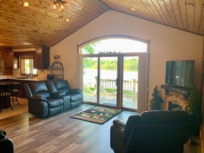 Smart TV, fireplace, stereo - The Musky Cabin on the Big Eau Pleine Reservoir! (Auburndale)
