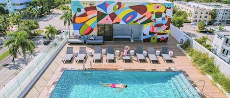 Utomhuspool och solstolar