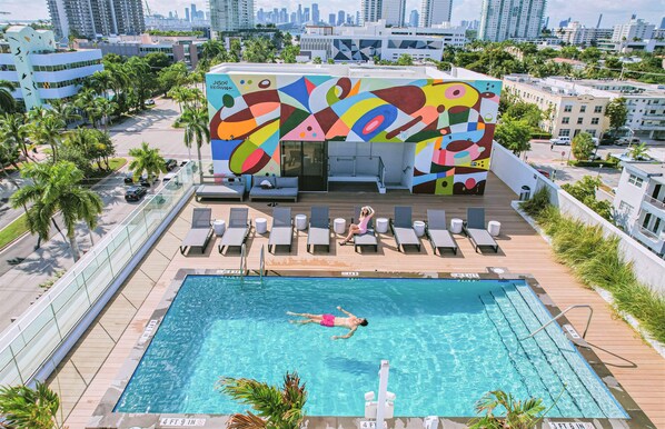 Outdoor pool, sun loungers - UPSUN HOTEL (Miami Beach)