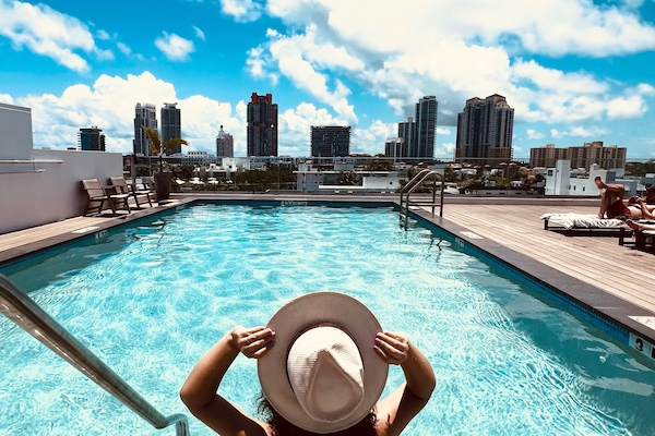 Kolam renang outdoor, dengan kursi berjemur