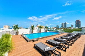 Outdoor pool, sun loungers - UPSUN HOTEL (Miami Beach)