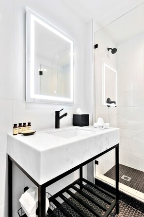 Shower, free toiletries, hair dryer, towels - UPSUN HOTEL (Miami Beach)