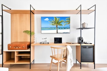 Minibar, in-room safe, soundproofing, iron/ironing board at UPSUN HOTEL