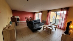 Télévision, lecteur de DVD, livres