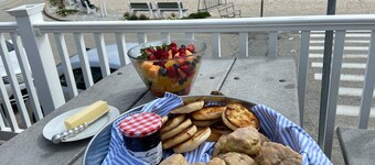 Crescent Beach Cottage - Vacation or Academic Rental