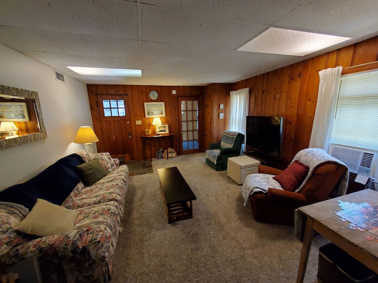 Crescent Beach Cottage - Vacation Or Academic Rental - Connecticut