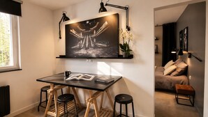 Un salon moderne comprenant un canapé, une table basse et un coin repas avec une table et des chaises.